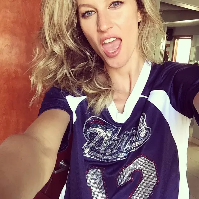 Gisele Bundchen สนับสนุน Tom Brady สามีของเธอใน Super Bowl Sunday ด้วยยอดผู้รักชาติที่ตื่นตาตื่นใจ