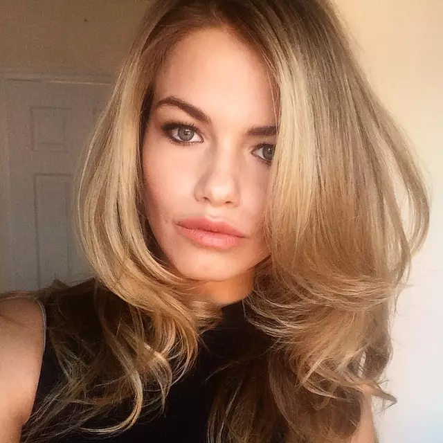 Hailey Clauson amagawana selfie yachigololo