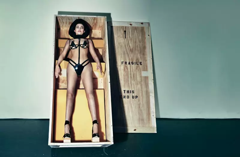 Kylie parece uma dominatrix na sessão de fotos