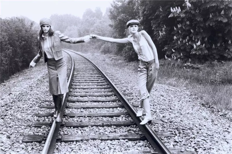 Առավոտյան գեղեցկուհի | Caroline Trentini & Jeisa Chiminazzo by Ellen von Unwerth