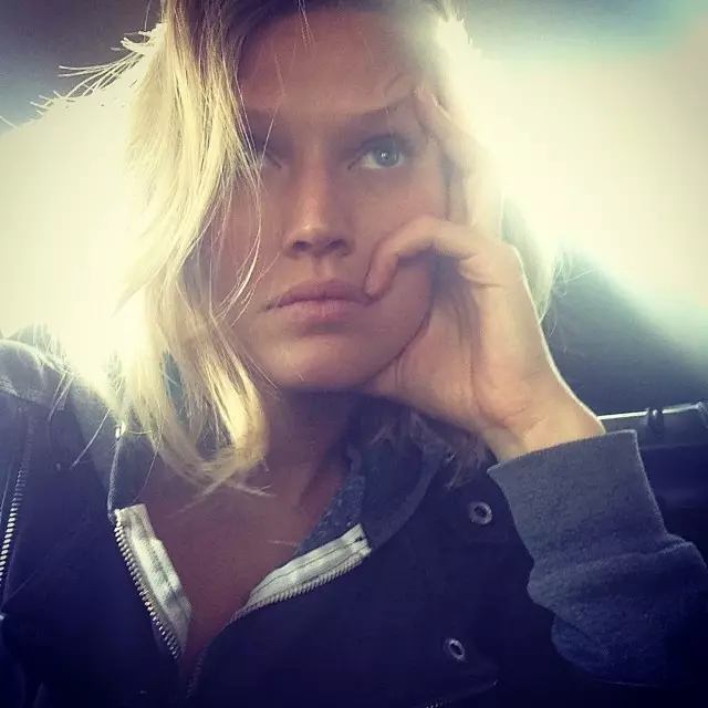 Toni Garrn havaalanı öncesi selfie paylaştı