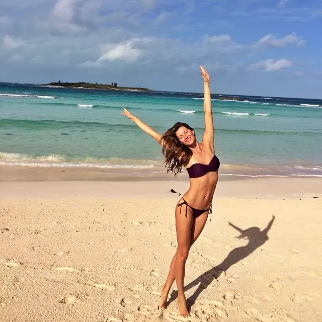Gisele Bundchen megmutatja bikinis testét a tengerparton. Fotó az Instagramon keresztül