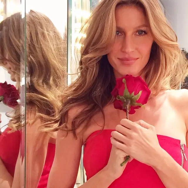 Gisele Bundchen elkápráztat, miközben egy vörös rózsát tart a kezében. Fotó az Instagramon keresztül.