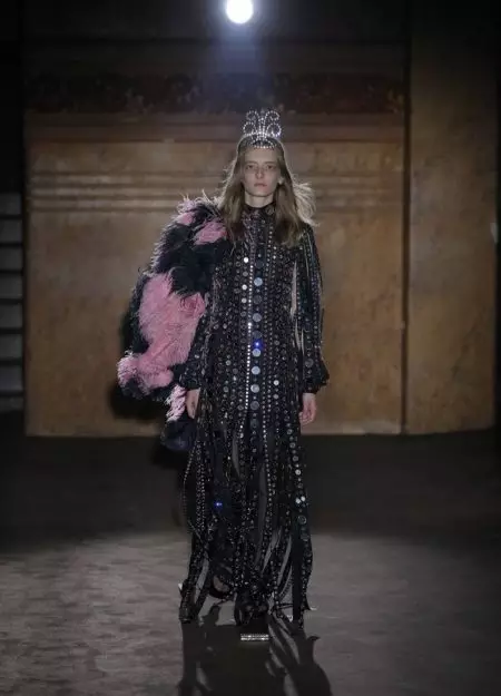 “Gucci” 2019-njy ýylyň bahary kolleksiýasyna “Fringe & Sparkle” getirýär