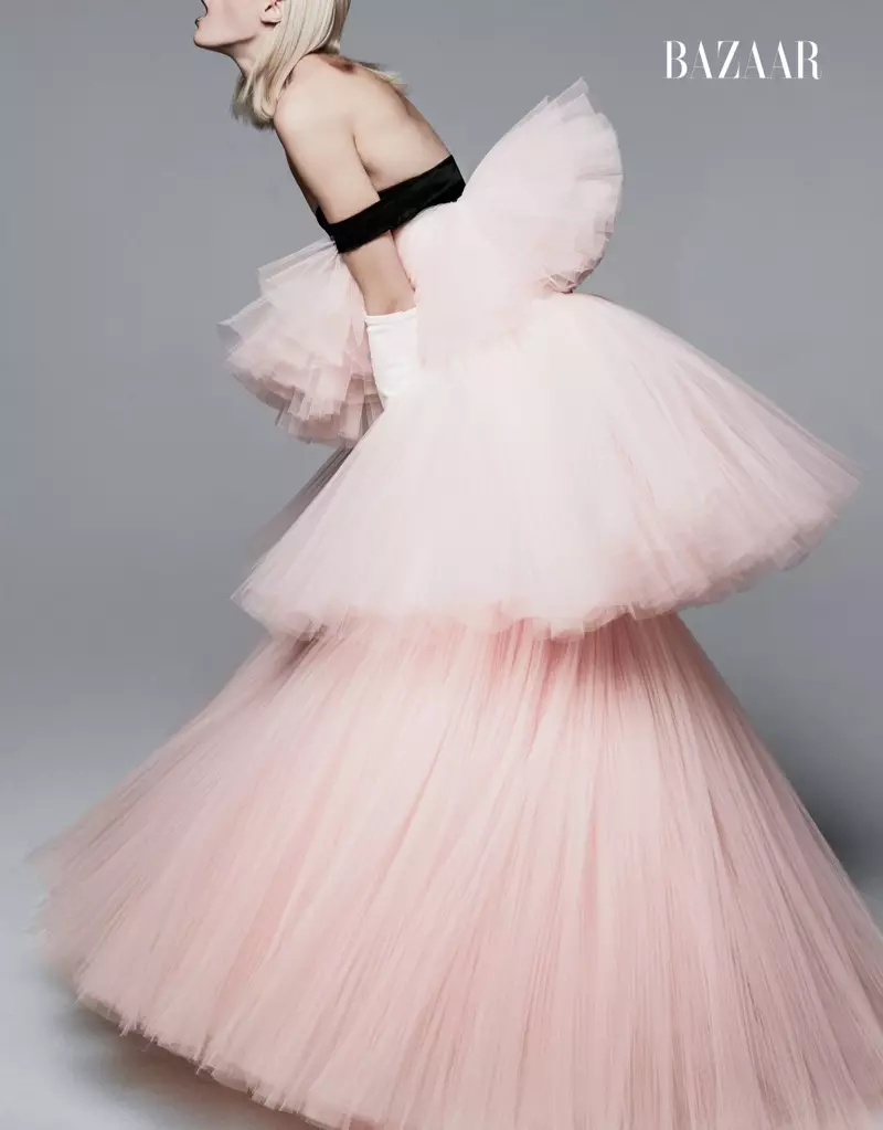 Mae'r model yn gwisgo Gŵn a Menig Haute Couture Giambattista Valli