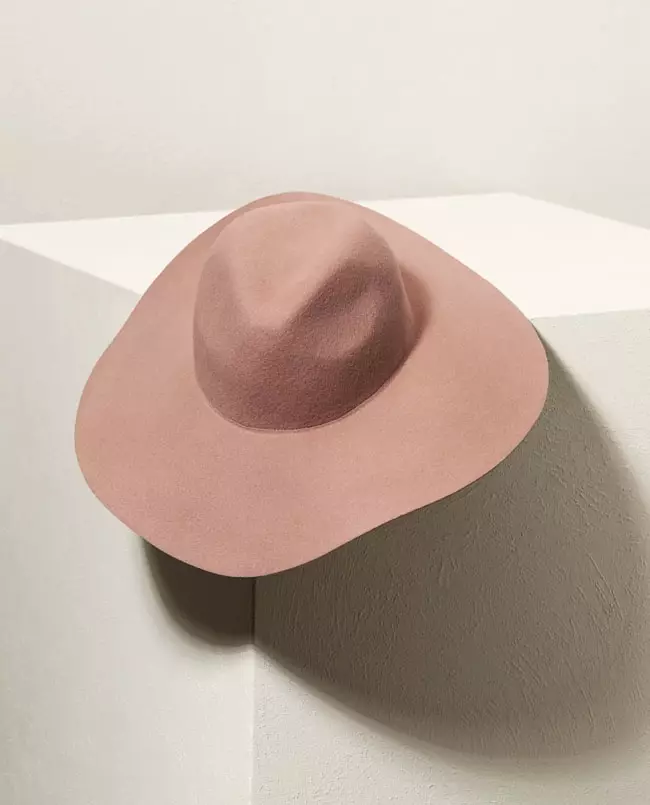 La collection printemps de H&M comprend un chapeau souple à larges bords