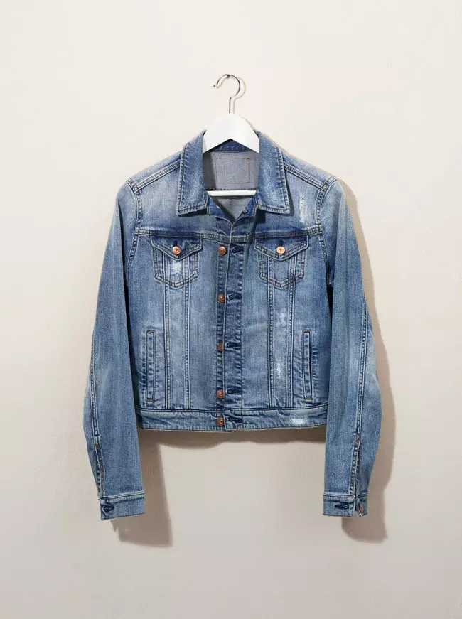 La tendance denim se poursuit avec une veste en jean