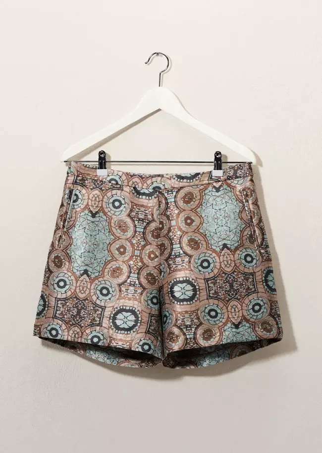 Vous pouvez trouver des shorts avec des imprimés psychédéliques chez H&M ce printemps