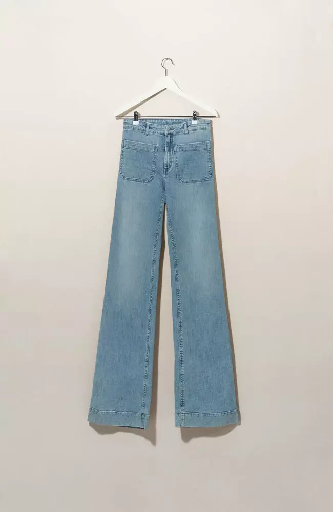 El denim de pernera ancha es una silueta imprescindible de la colección de primavera de H&M