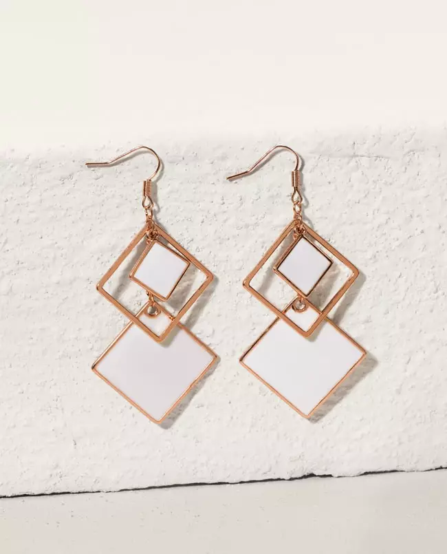 Ces boucles d'oreilles pendantes présentent une forme de diamant moderne