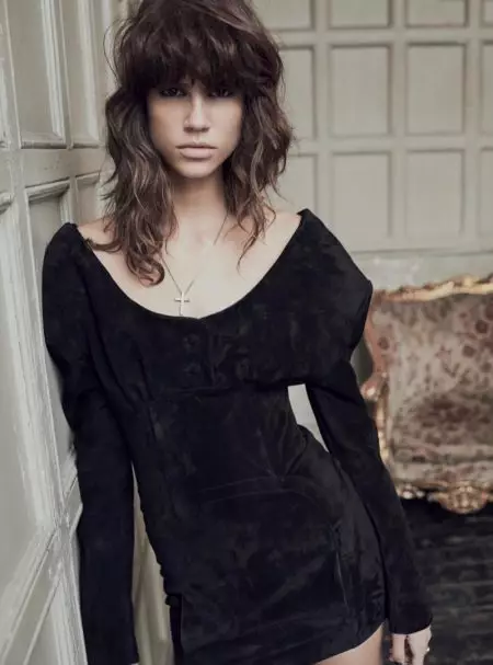 Antonina Petkovic Modelsdị ihe ọhụrụ na obere uwe ojii maka BAZAAR UK