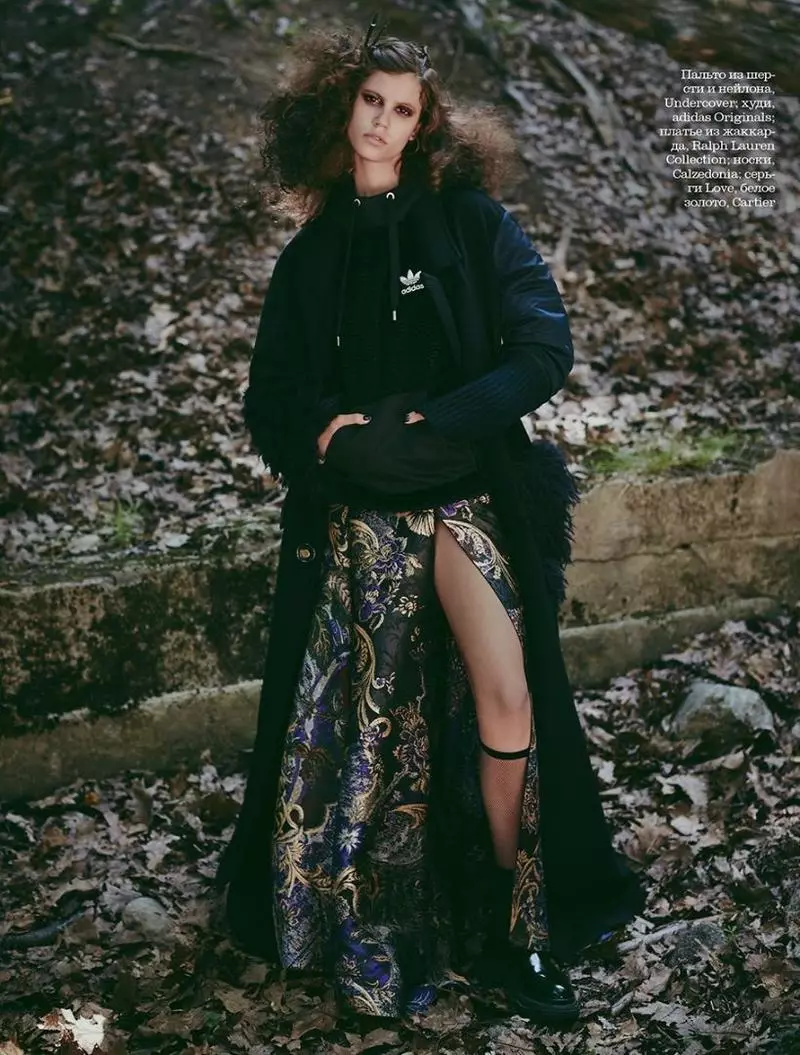 Capturada ao ar livre, Antonina Petkovic modela o moletom adidas sobre o vestido Ralph Lauren Collection