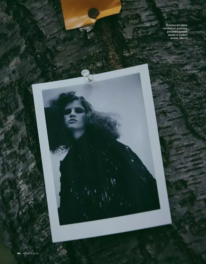 Capturada em polaroid, Antonina Petkovic usa casaco Marni embelezado