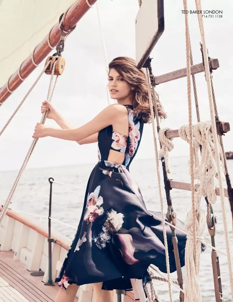 La modelo se lanza al mar con un vestido de estampado floral de Ted Baker London