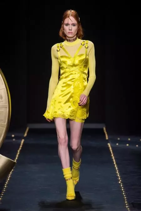 Versace Menghadirkan Getaran Grunge untuk Musim Gugur 2019