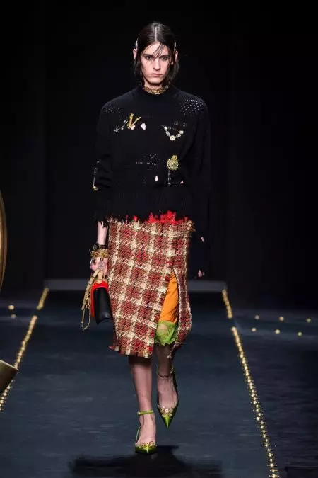 Versace na-enye Grunge Vibes maka ọdịda 2019