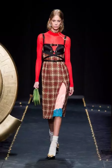 Versace Menghadirkan Getaran Grunge untuk Musim Gugur 2019