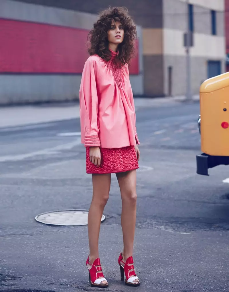 Antonina Petkovic tampil di jalanan dengan memakai atasan Fendi merah jambu dan skirt pendek