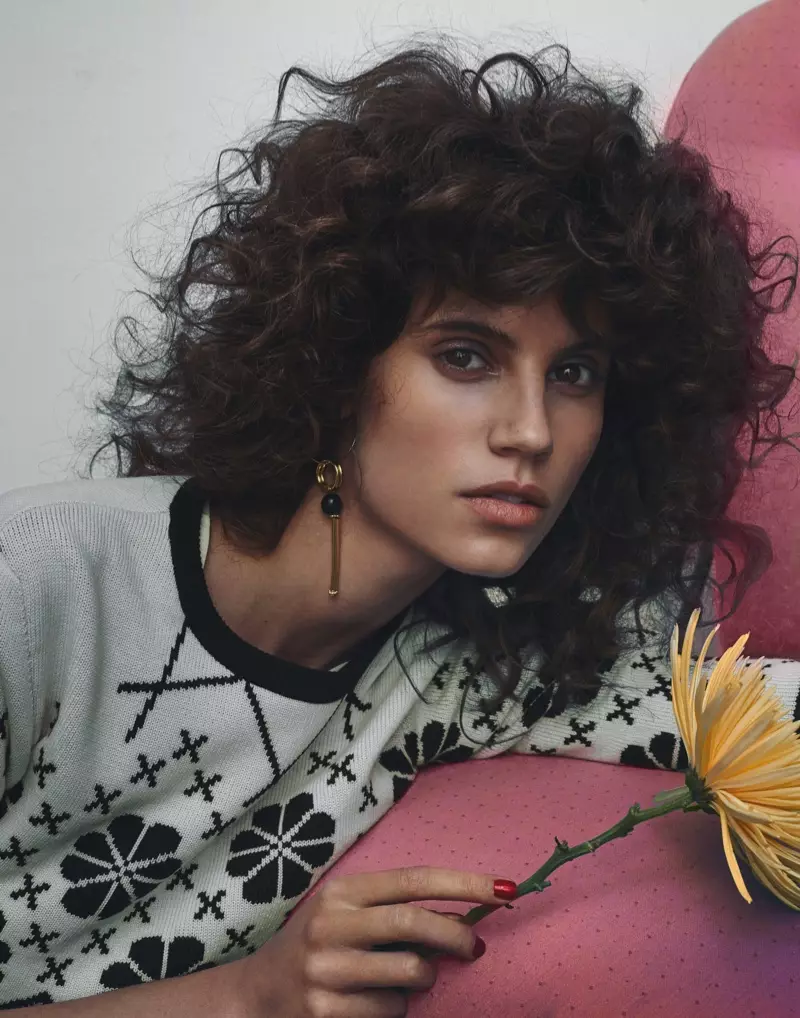 Antonina Petkovic memodelkan gaya rambut kerinting dalam editorial Vogue Mexico