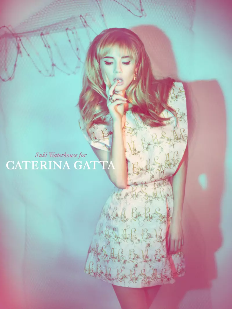 Suki Waterhouse josh në fushatën e pranverës 2013 të Caterina Gatta nga Paolo Santambrogio