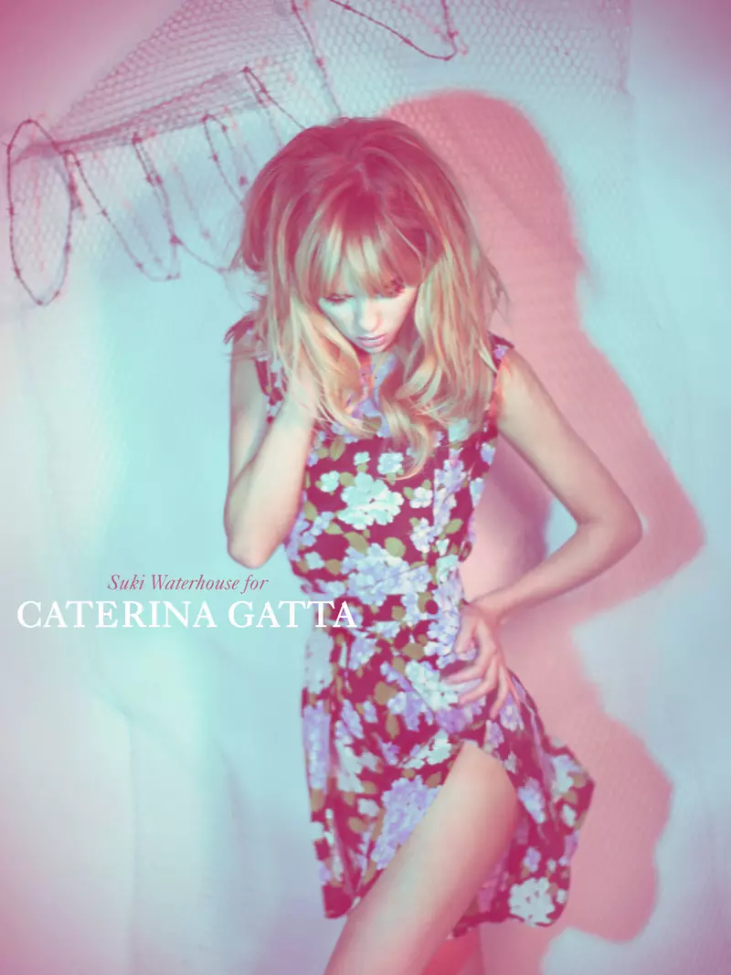 Suki Waterhouse Seduces muri Caterina Gatta Imvura yo Kwamamaza 2013 na Paolo Santambrogio