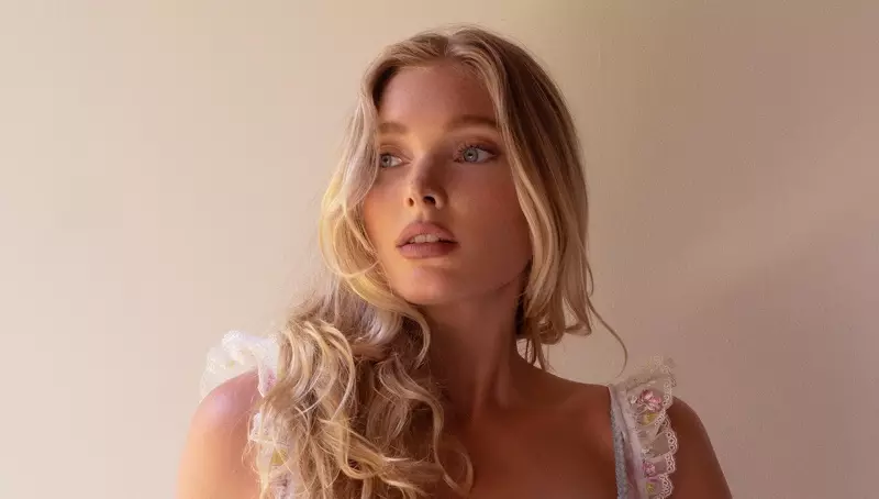 Elsa Hosk modela For Love & Lemons para a coleção verão 2021 da Victoria’s Secret.