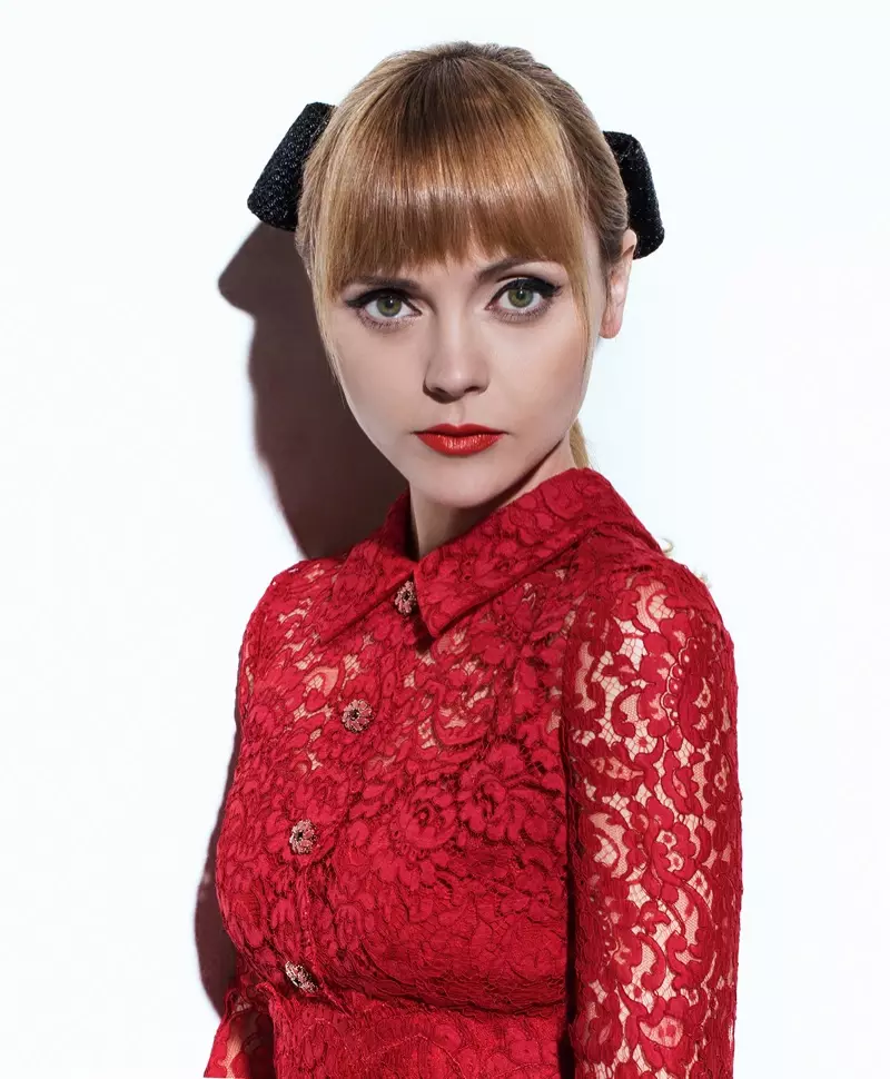 Christina Ricci ໃສ່ຊຸດລາຕີສີແດງຈາກ Dolce & Gabbana