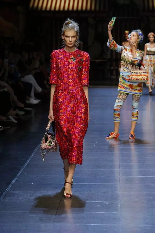 Tampilan dari koleksi musim semi-musim panas 2016 Dolce & Gabbana