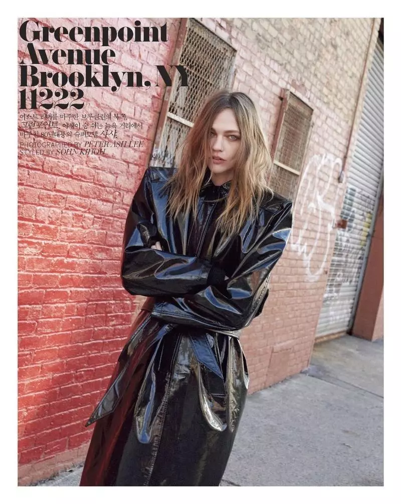 A New York állambeli Brooklynban készült Sasha Pivovarova Balenciagát visel a divatszerkesztőségben