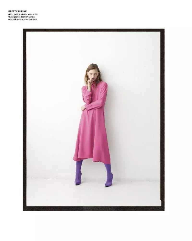 Le mannequin Sasha Pivovarova pose en robe et talons Balenciaga