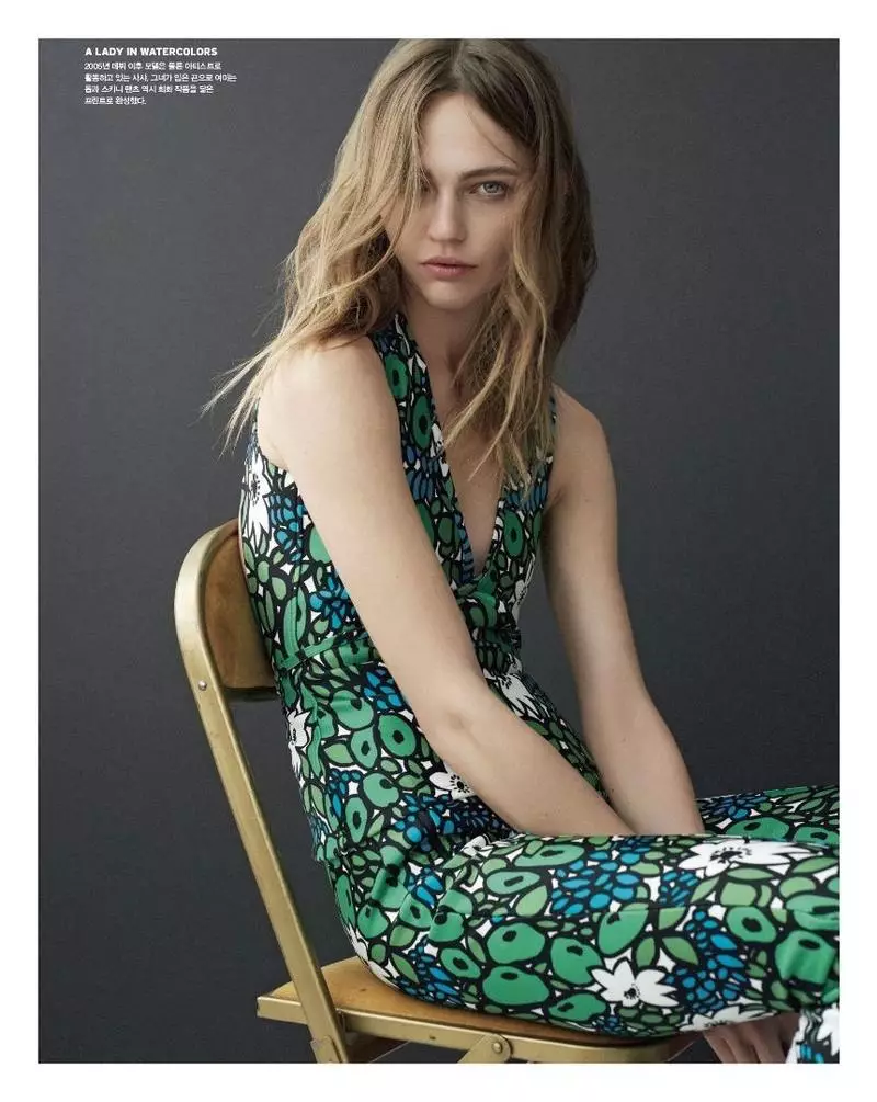 Sasha Pivovarova Balenciaga ಹೂವಿನ ಪ್ರಿಂಟ್ ಟಾಪ್ ಮತ್ತು ಪ್ಯಾಂಟ್ ಧರಿಸುತ್ತಾರೆ