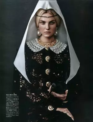 Caroline Trentini သည် Vogue Japan Cover Story တွင် ပန်းချီကားတစ်ချပ်နှင့်တူသည်။