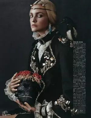 Caroline Trentini hija Bħal Pittura f'Vogue Japan Cover Story