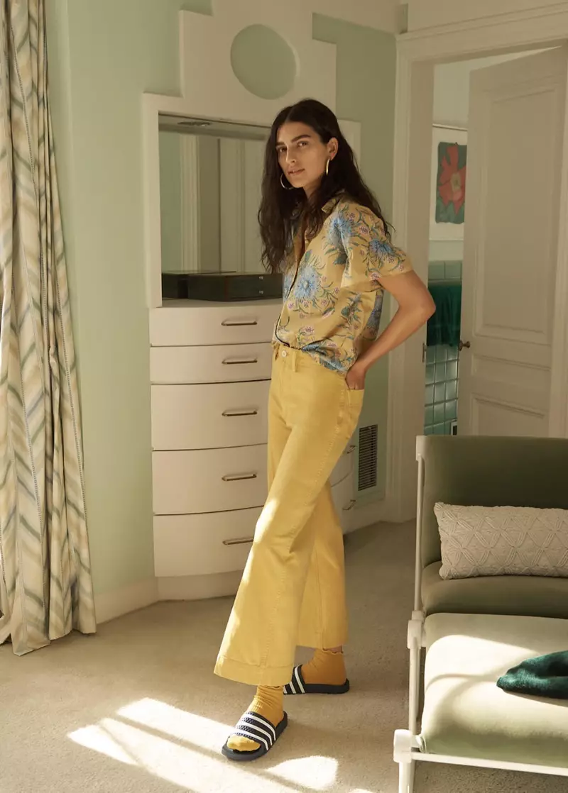 Madewell Ruffle-Sleeve Button-Down Shirt sa Painted Blooms, Emmett Wide-Leg Crop Pants sa Greek Gold ug adidas Adilette Slides