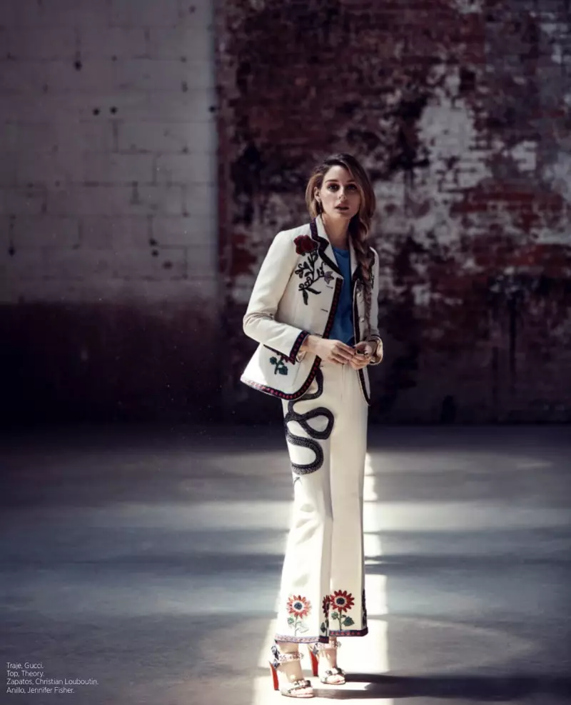 Olivia Palermo ubiera się w białe spodnie Gucci