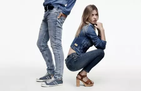 Жоржиа Мэй Жаггер Pepe Jeans-ийн 2016 оны хаврын сурталчилгаан дээр жинсэн өмд өмссөн байна