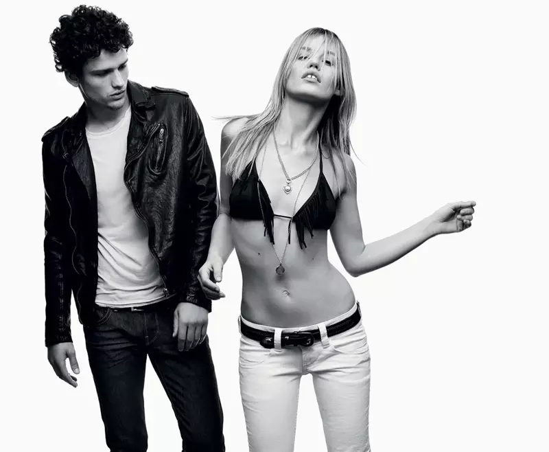Džordžija Meja Džegere pozē kopā ar Saimonu Nesmanu Pepe Jeans 2016. gada pavasara kampaņā, valkājot bārkstis bikini un gaišos džinsos.