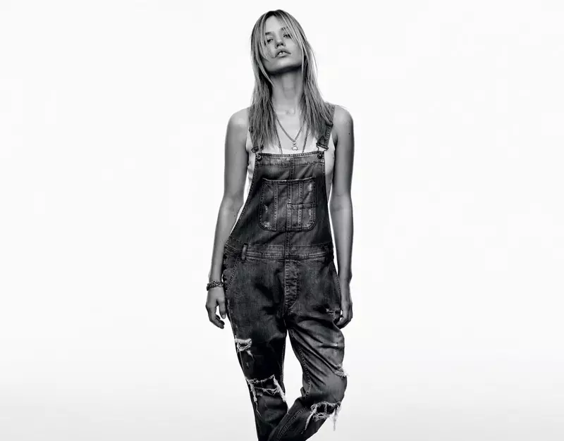 Georgia May Jagger porte une salopette effet vieilli dans la campagne printemps 2016 de Pepe Jeans