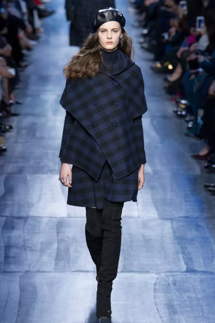 Ijacket ye-Plaid nesiketi esivela eqoqweni lika-Dior's Fall-Winter 2017