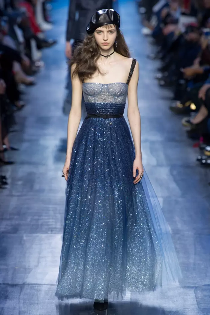 Kristal fersierde jurk út Dior's hjerst-winter 2017-kolleksje