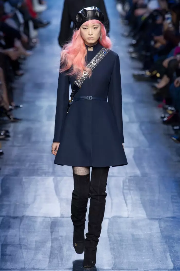 Ingubo yejacket ekhanyayo evela eqoqweni lika-Dior's Fall-Winter 2017