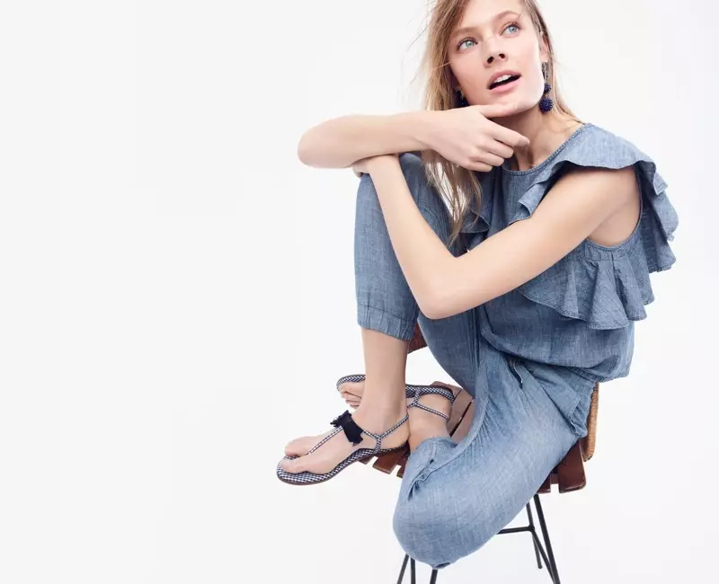 Top cu volane J. Crew din Chambray, pantaloni noi la malul mării din Chambray, cercei cu bile cu mărgele și sandale cu fundă cu curele în T Gingham