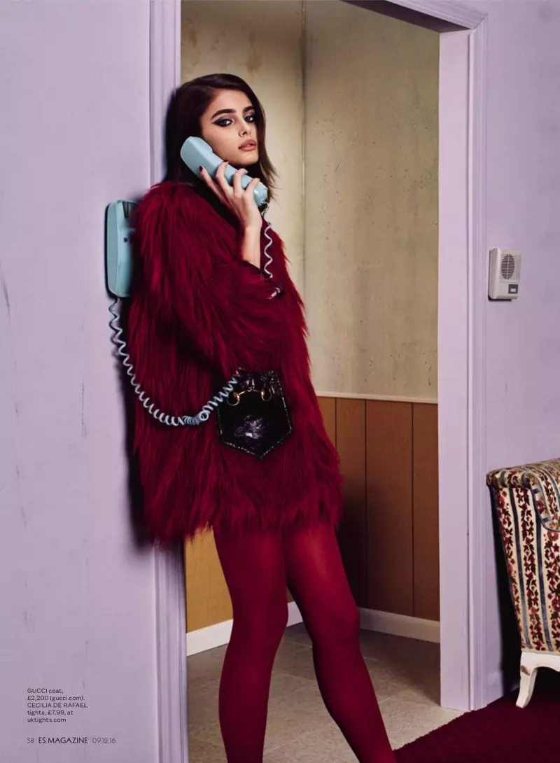 Pousando no teléfono, Taylor Hill leva un abrigo de pel de Gucci con medias de Cecilia de Rafael