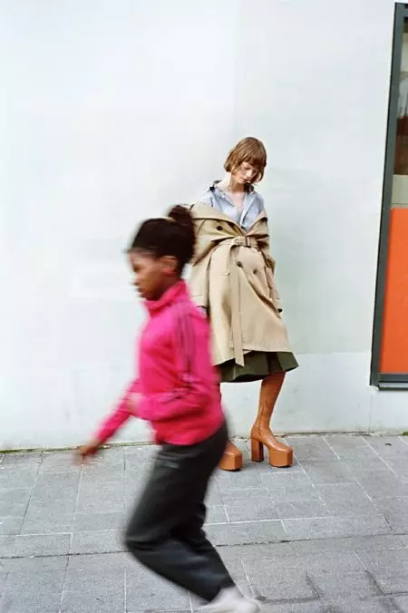 Nagtakda ang Balenciaga ng Fall '16 Campaign sa Paris Streets