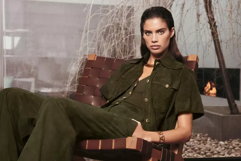 Feeling Green: Sara memodelkan tampilan celana yang elegan