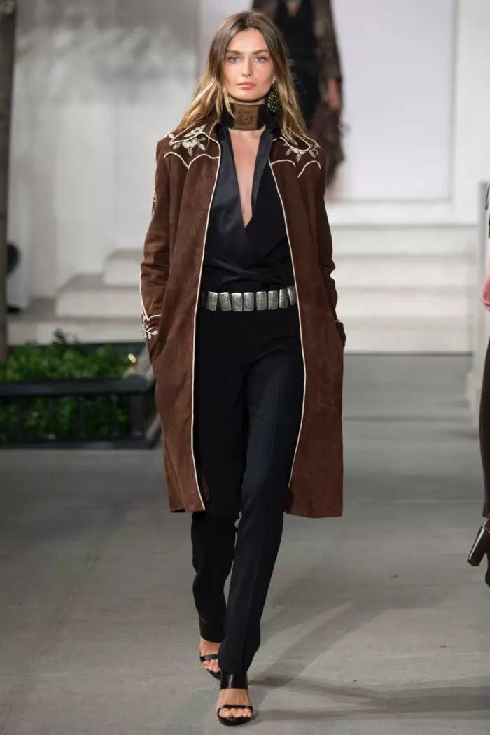 Ralph Lauren Autunno 2016: Andreea Diaconu sfila in passerella con cappotto in suede ricamato, top e pantaloni scollati