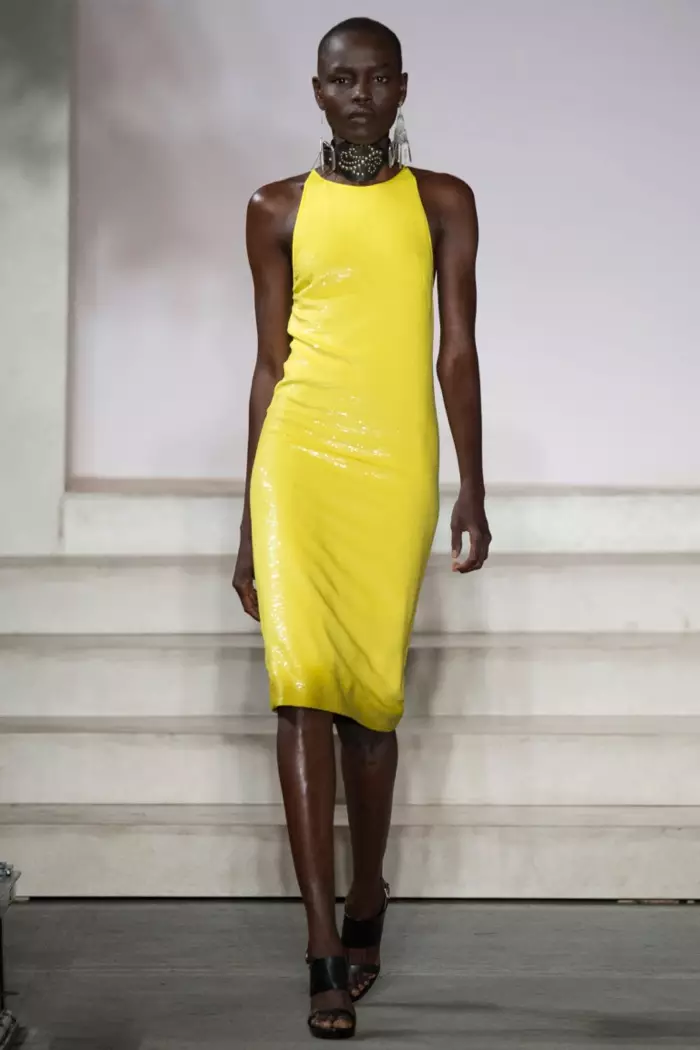 Ralph Lauren Fall 2016: Grace Bol agenda inzira yambaye umuhondo wa sequin