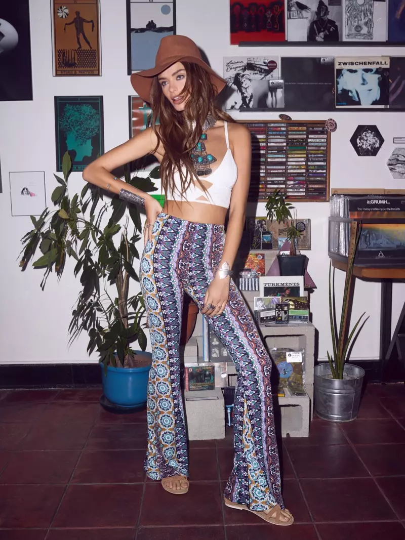 Lais Oliveira luce pantalóns de cintura alta e crop top no lookbook do festival de REVOLVE Clothing