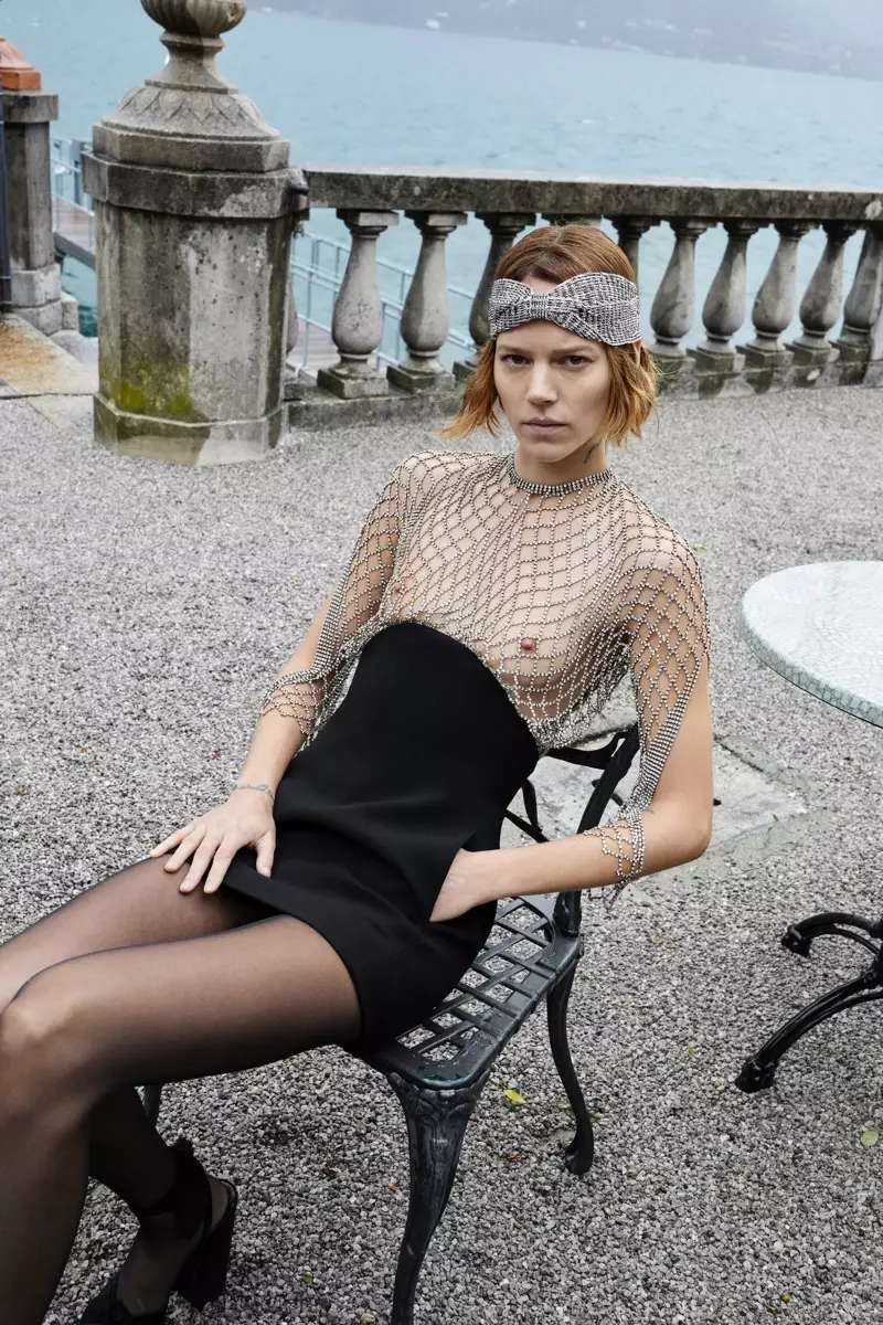 Freja Beha Erichsen poserer i en ren look og fronter Saint Laurent sommerkampanje 2019