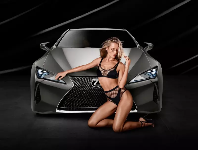 Ume eduze kwe-Lexus LC 500 entsha, u-Hannah Ferguson oyimodeli ye-black mesh bikini